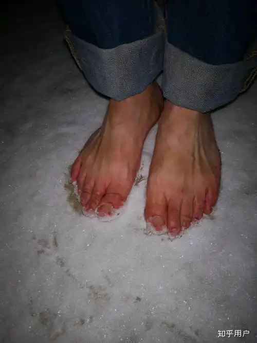 光脚踩雪地或光脚在雪地里奔跑是什么体验