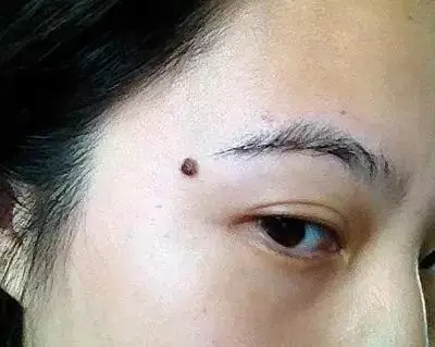 这个痣算是桃花痣,有这种痣的女人,会莫名的吸引到