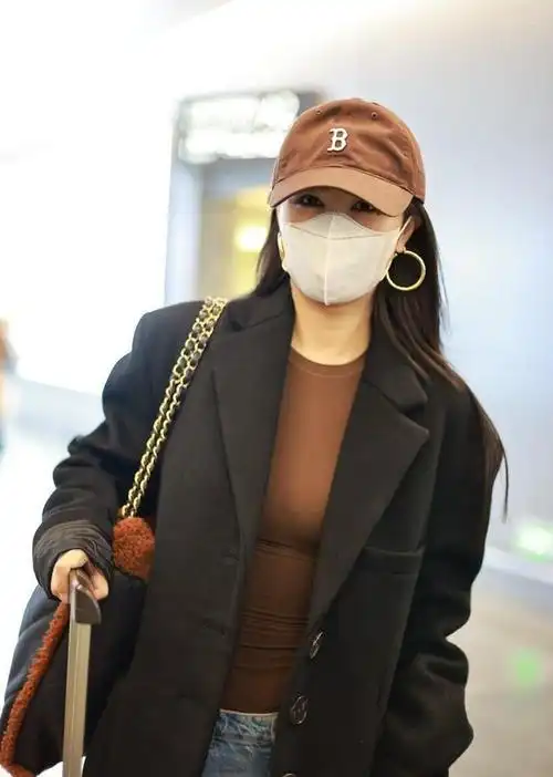李菲儿现身上海机场,黑色外套简约随性