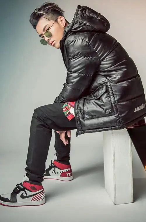 [吴亦凡][分享]170816 yifan和1106刻在鞋上 亦凡老师的这双aj有点难