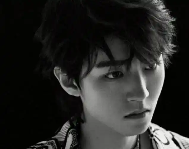 有种"撩人"叫王俊凯忘系衣服扣,抬起胳膊的瞬间,小螃蟹纷纷捂眼_身材