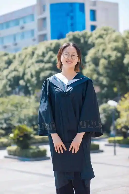 曹丽萍穿着本科毕业学士服.