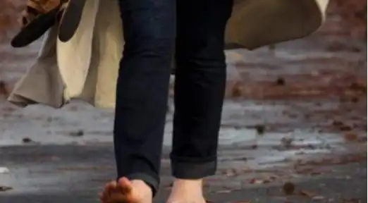 新西兰人思想多开放光脚出门成潮流网友脚不疼吗