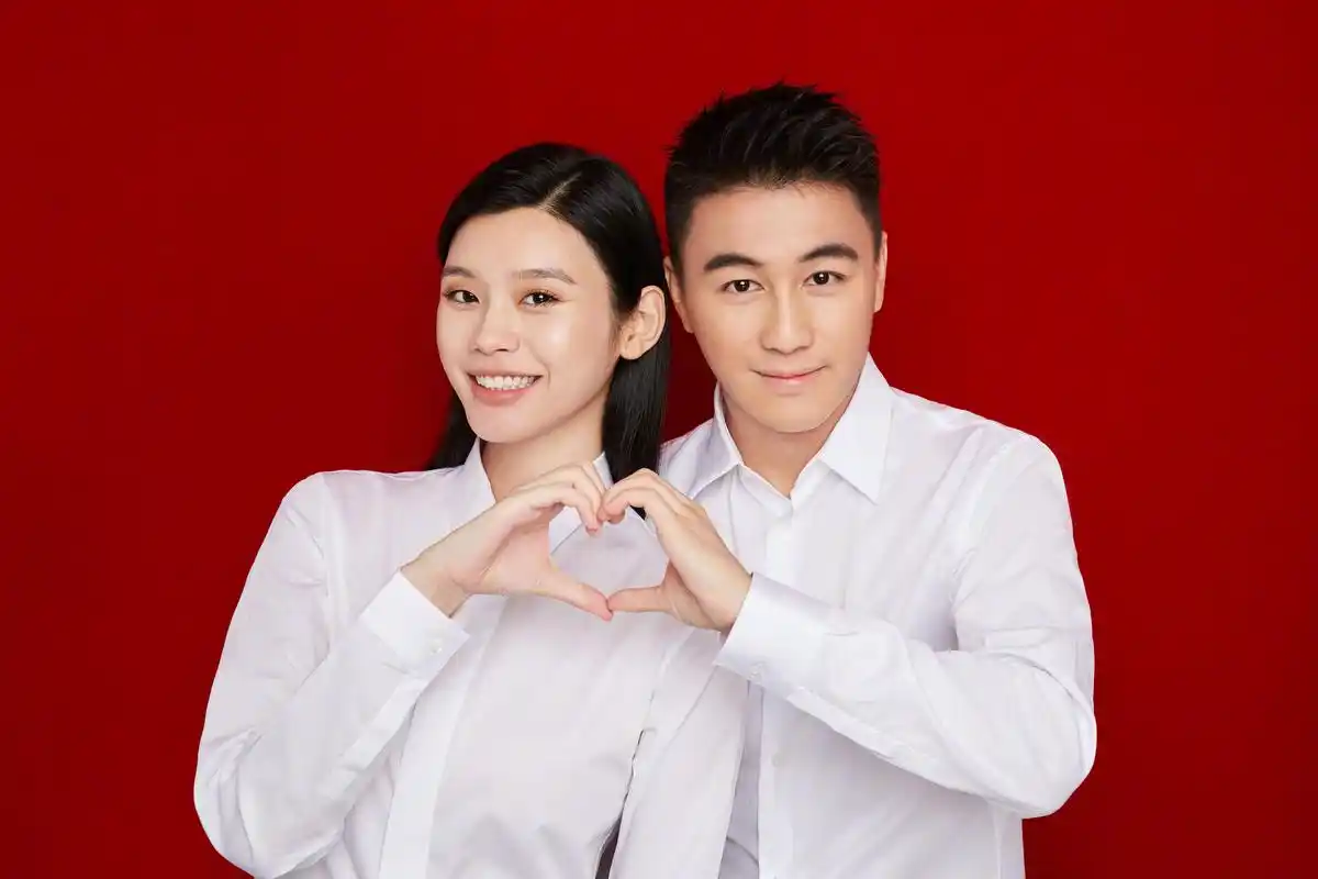 奚梦瑶何猷君领证结婚,结婚照何猷君比奚梦瑶还高引网友热议_身高