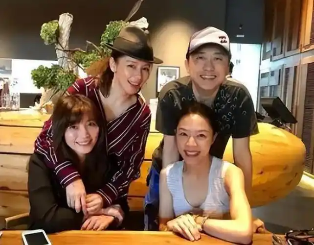 庾澄庆全家出席儿子哈利毕业典礼,现任妻子气质出众,伊能静缺席|记者