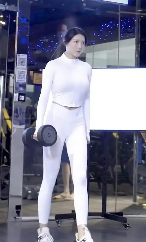 臀神刘太阳传递正能量持12公斤哑铃健身精神类似张伟丽