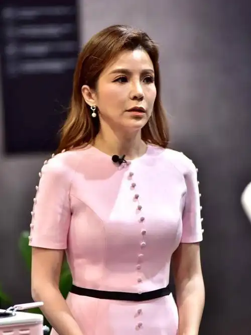 名嘴朱迅也老了无修图看着皱纹明显但仍撑得住娇嫩粉裙