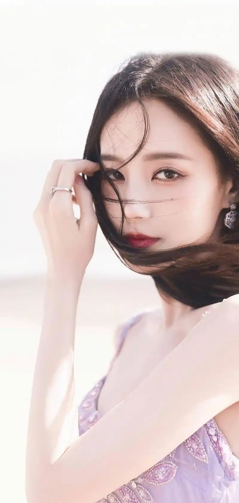 李一桐紫色吊带裙写真,精致温柔的美人,十分养眼!_魅力_笑容_身材苗条