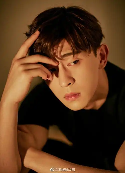 演员邓伦近日曝光一组光影大片