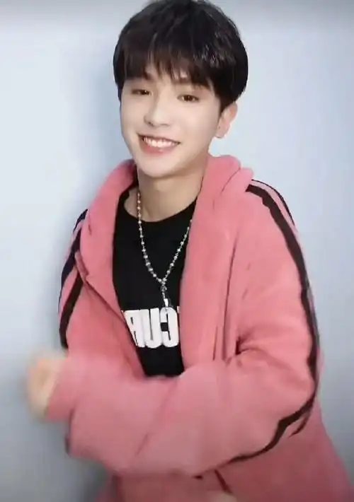 黄明昊粉色外套