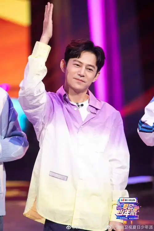 本周的班主任何炅会唱歌吗何老师调整耳麦的样子好帅气啊