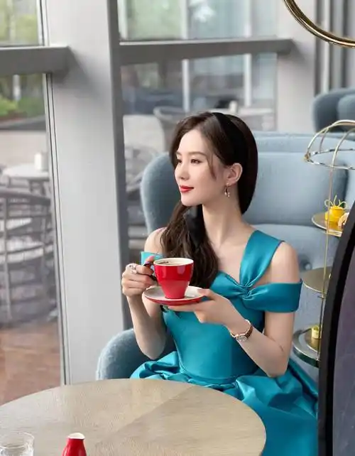 刘诗诗穿晚礼服享受下午茶,秀出窄肩薄背,这坐姿也是很性感_颜色_的