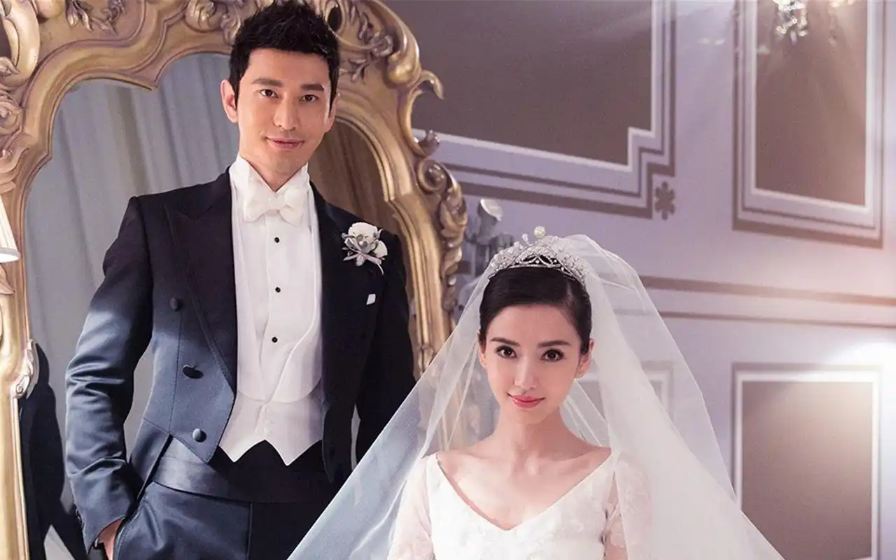 而且婚礼现场就像一座城堡,杨颖和黄晓明就是住在城堡里的公主和王子.