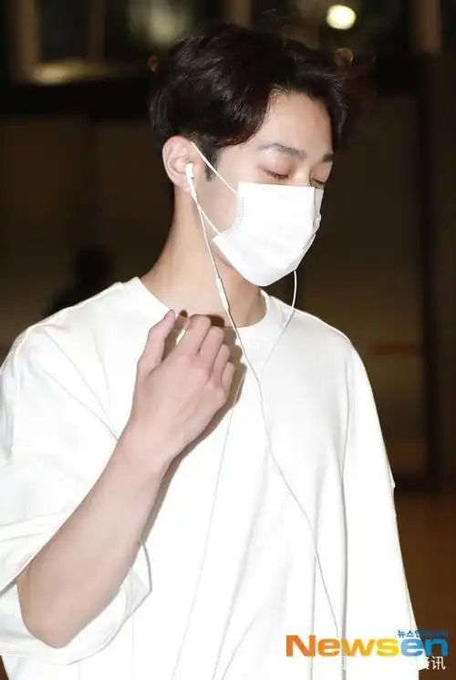 赖冠霖:前往中国广州消化行程,奶罐穿白色t恤好干净!