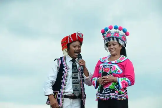 激情对唱比赛现场,彝语,汉语两个组的山歌好手轮番登场.