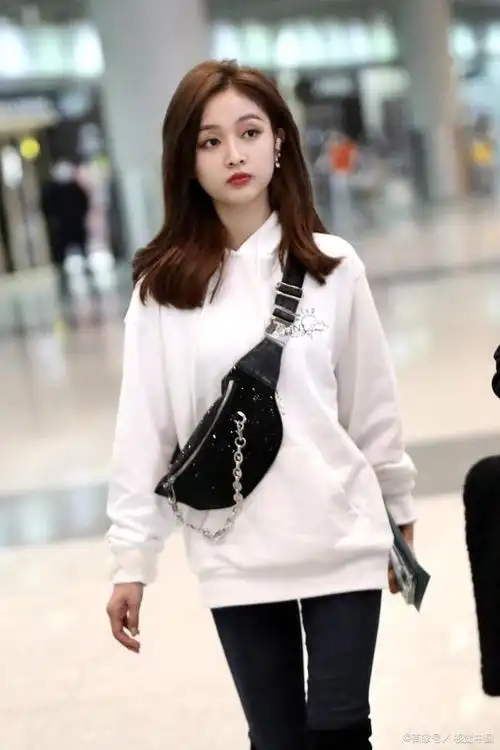 吴宣仪穿搭秘密短裤配高跟鞋穿出性感时髦风