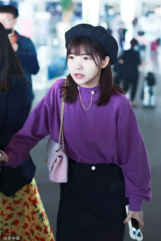 组图:火箭少女101赖美云现机场 戴贝雷帽眯眼可爱