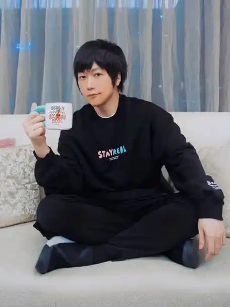 天##阿信#阿信半夜直播视频完整版:神秘夜游我们都爱五月天的微博视频