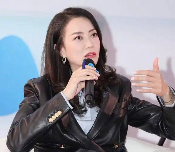 原创王牌经纪人霍汶希迎49岁生日晒照高调庆生颜值不输女明星