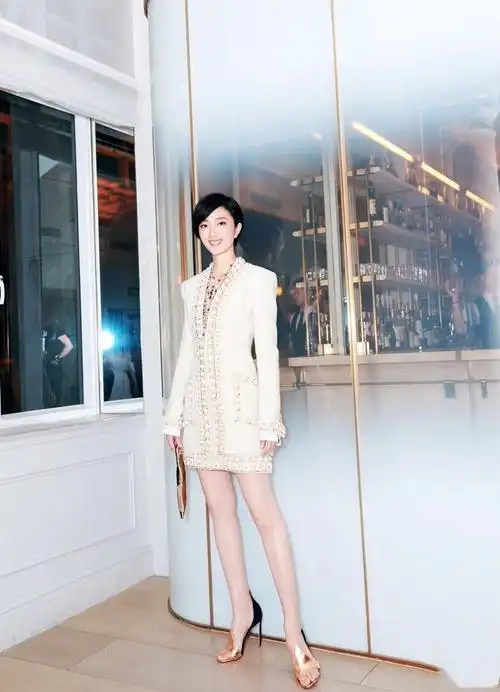 桂纶镁这衣品也是没谁了!罗圈腿都出来了,网友:周杰伦眼光不行啊