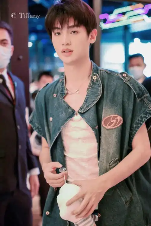 黄明昊超话#黄明昊全力以赴的行动派#抓到的娃娃也这么可爱捏(原来是