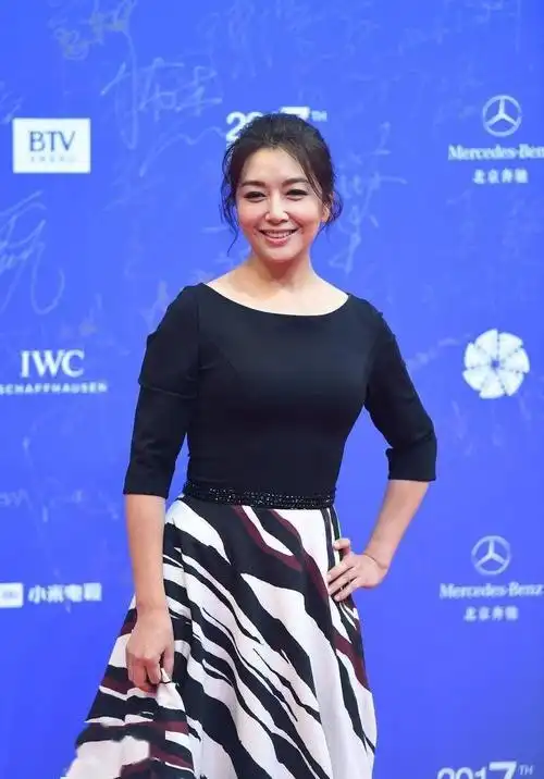 江珊一把年纪清纯似小姑娘紧身上衣拼接斑马纹半裙看着好甜美