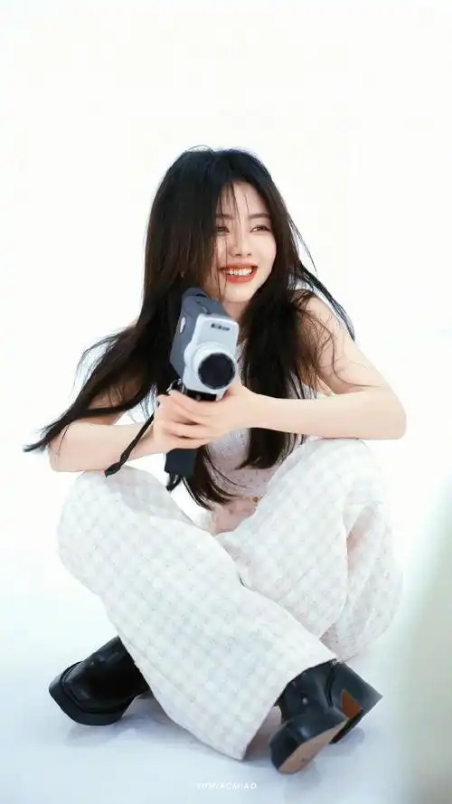 短发造型则是俏皮可爱的感觉    #谭松韵快把长发焊在头上