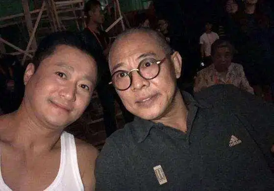 功夫巨星吴京小时候超可爱抱着李连杰不撒手还问他会不会飞