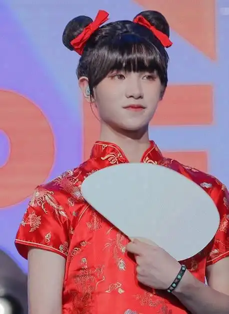 黄明昊穿女装忍吴世勋也忍看到他哪里来的小仙女