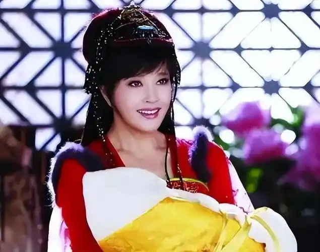 看了71岁的刘晓庆,我发现:发烫卷,衣穿简,不扮嫩的她真美