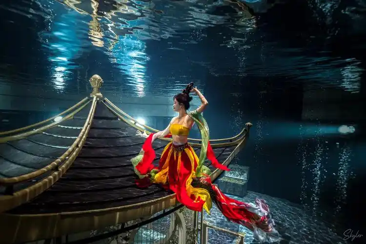 澳门水舞间一起去探索绚烂的水下舞台