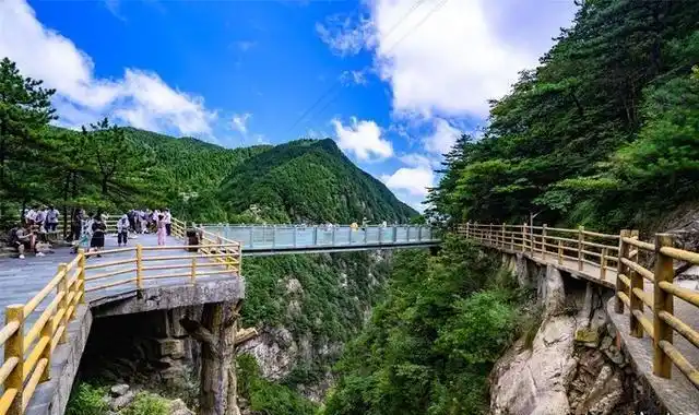 3公里长的青云栈道,是"最轻松"路线,浓缩明月山最美风景