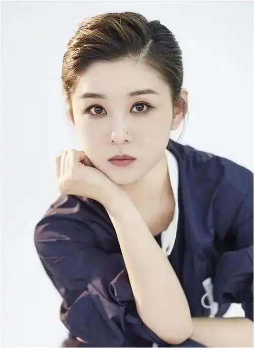 李小萌在演艺之路上,以其精湛的演技,像一个千变万化的世界,将不同的