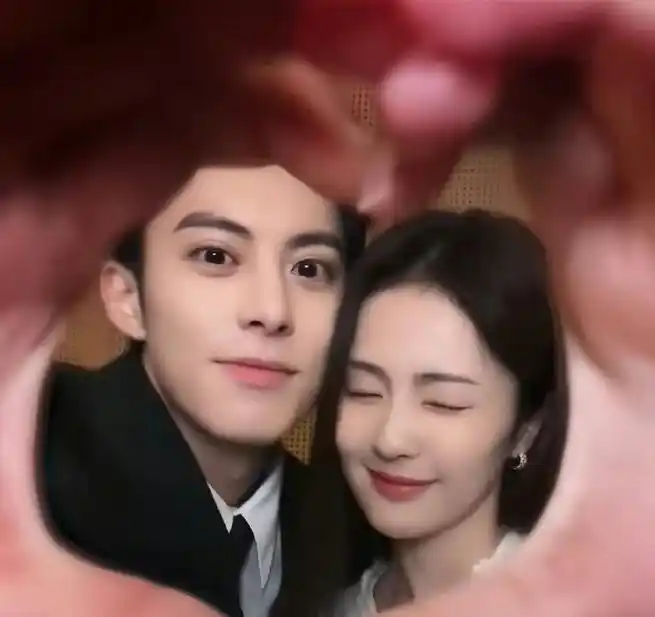 《以爱为营》情人节终于首发王鹤棣与白鹿的同框剧照!