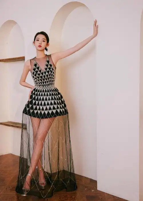 王玉雯超短裙秀性感大长腿,白皙诱.@苏家小娱的动态