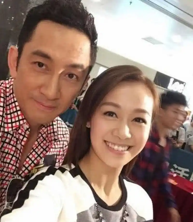 01年,吴启华耗巨资在上海买豪宅要娶女星金巧巧,可临近婚期吴启华被爆