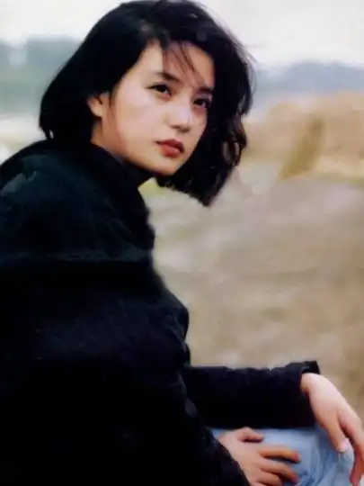 赵薇出道初期照片,网友:哪像baby了?不在一个档次!