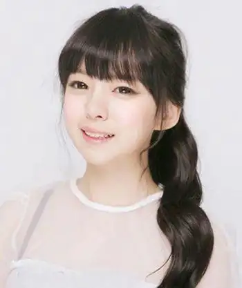 10:11来源:发型师姐编辑:micky 这款适合女生的高扎马尾卷发发型看似