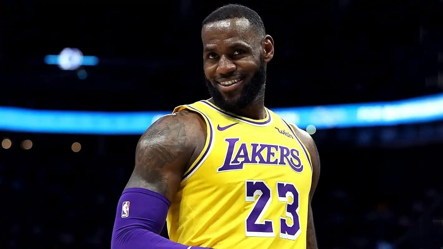 若现在赛季结束,最佳一阵其他位置已无悬念,詹姆斯入选惹争议?