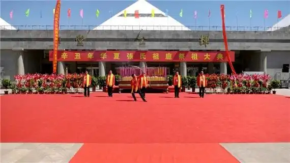 隆隆的战鼓声中,清河张氏宗亲联谊会会长张印居三次拉开蕴含着"弓矢