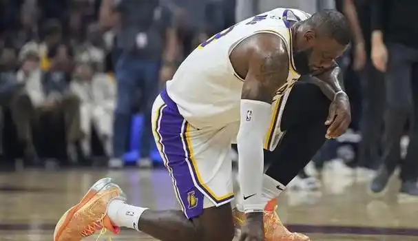 詹姆斯战旧主22 6 6,流血单膝跪地,被打头引争议