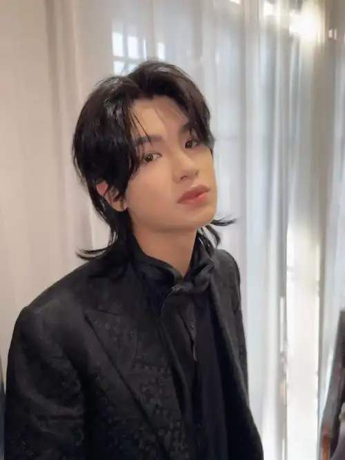 黄明昊长发狼尾