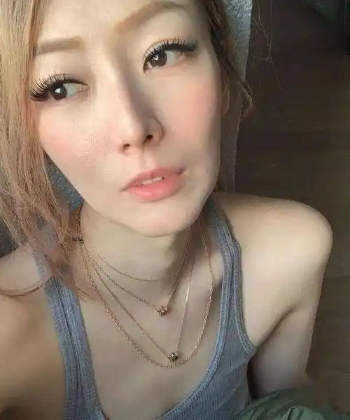 郑秀文晒运动美照,穿背心秀出好身材,香汗淋漓太活力_头发_青春_皮肤