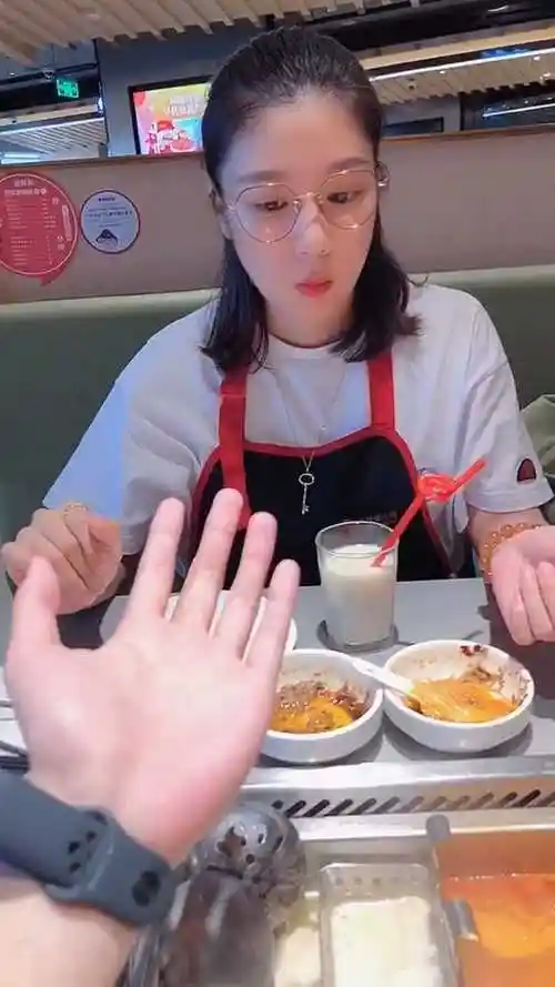 情侣一起吃饭,男子不断向女友伸出手掌却不说话