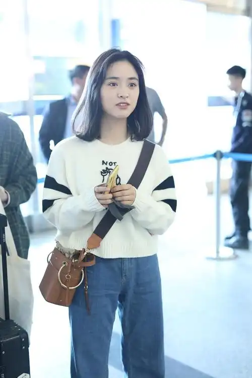 近日,沈月现身北京机场,身穿简约黑白撞色圆领针织衫,下搭宽松牛仔裤