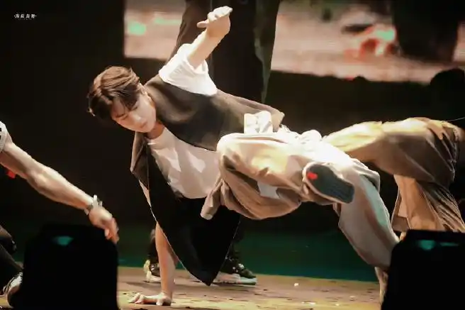 看王一博跳舞任何语言都形容不出的震撼9090 只想激动的爆粗口!