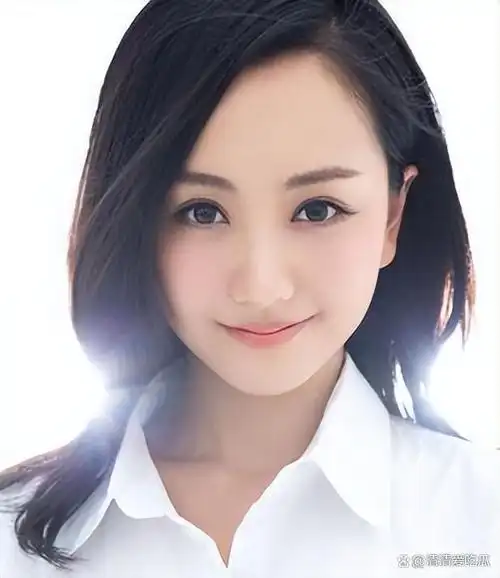 清晨的阳光洒进了北京一所普通中学的教室,15岁的杨蓉静静地坐在窗边