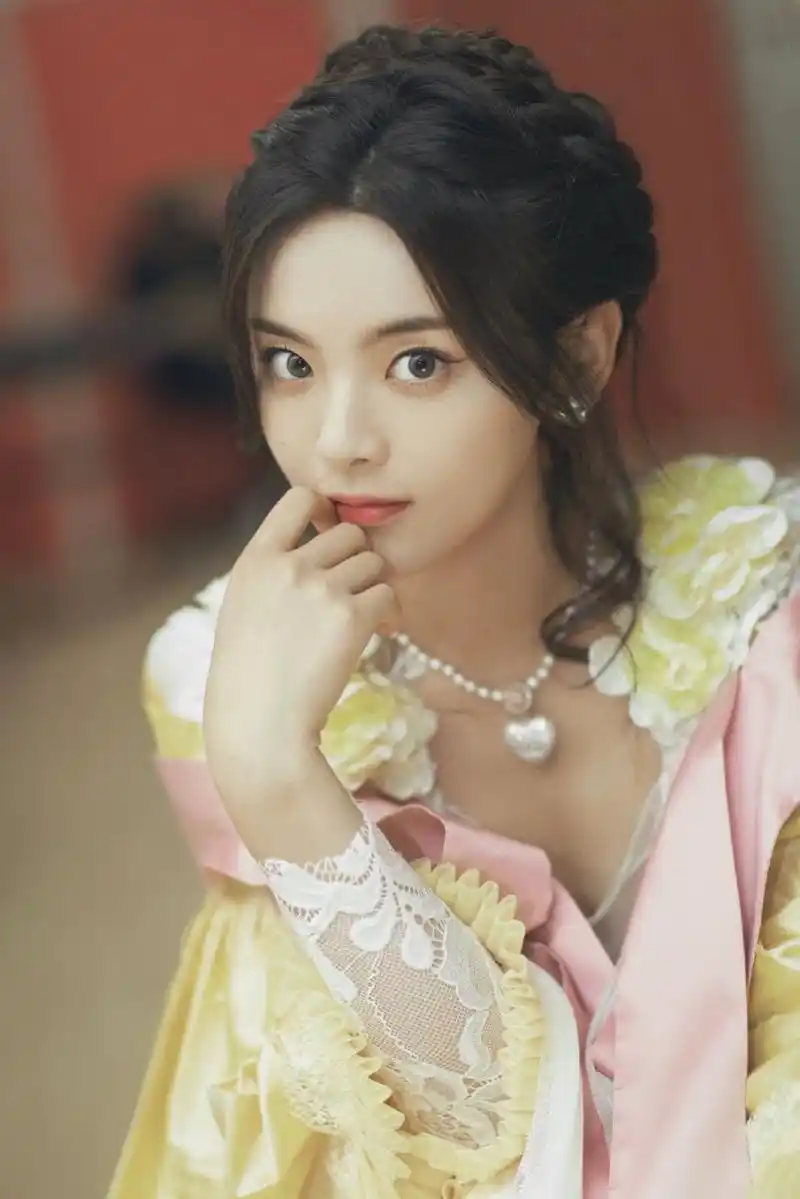 杨超越高清壁纸头像(二十六)[心]