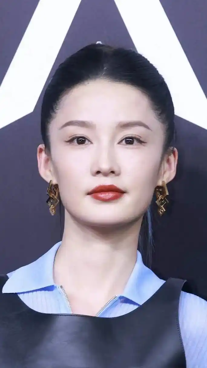 李沁这脸型不抗老啊,不知道这什么脸型,有时候还挺可爱的,但是感觉老