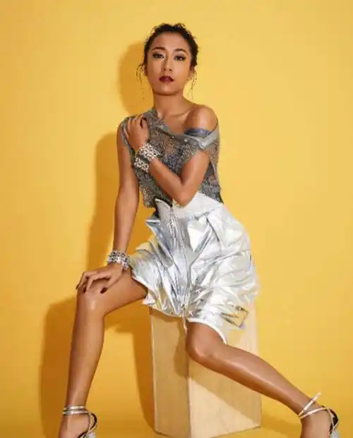 总之,吉克隽逸的个人写真,是一件值得我们用心欣赏的艺术品.